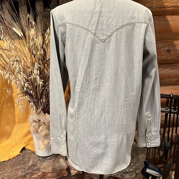 EUC - Women’s Wrangler Long Sleeve Shirt! - Picture 4 of 5